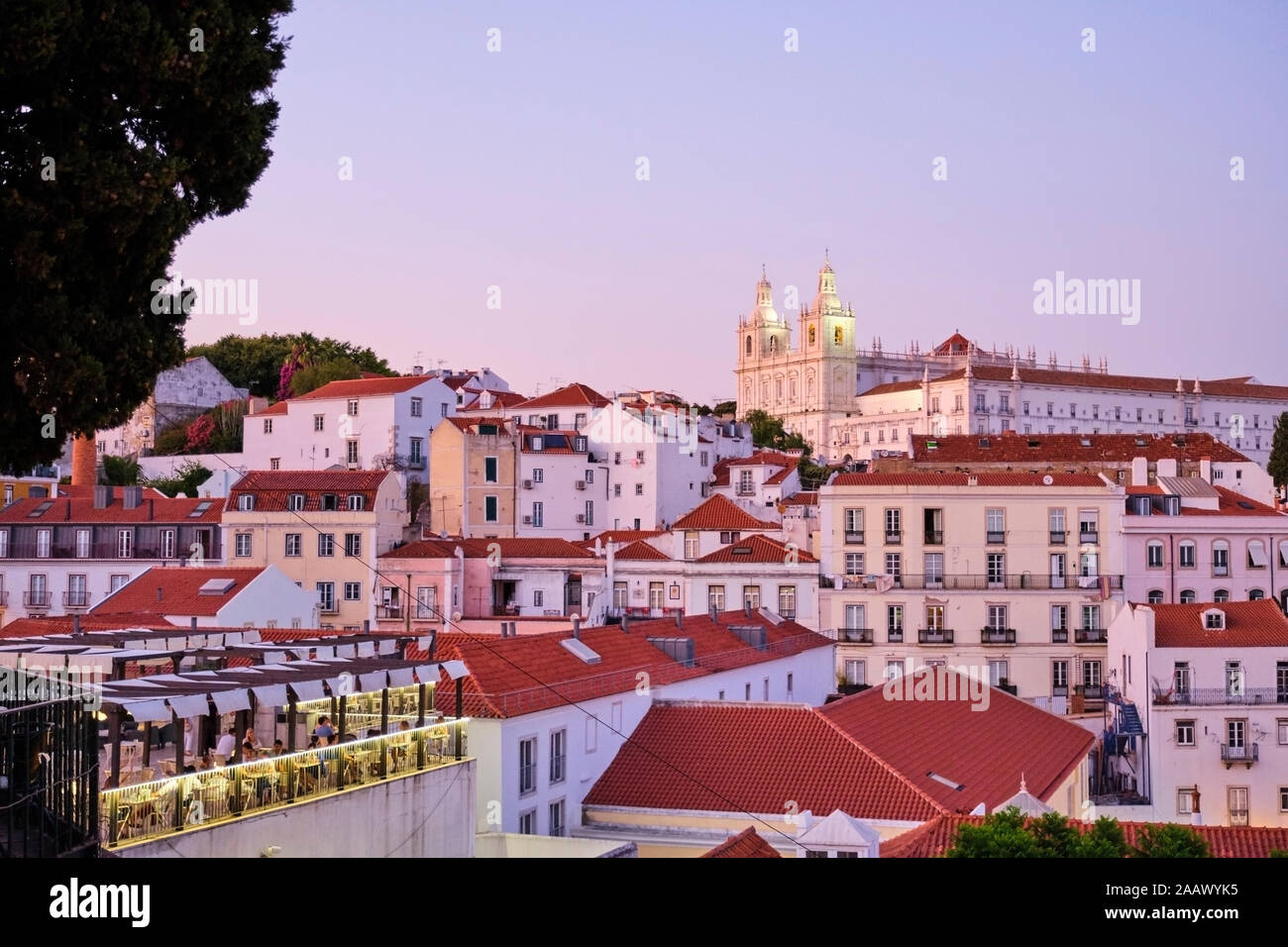 Portugal, Lisboa, Alfama, paisaje urbano desde Miradouro das Portas do Sol al atardecer Foto de stock