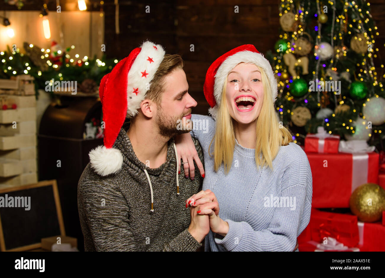 Pareja en amor rojo gorro de Papá Noel. Familia feliz celebrar el año  nuevo. pareja enamorada retrato. feliz navidad. Espere para regalo de  Navidad y en la actualidad. Ventas compras de invierno.