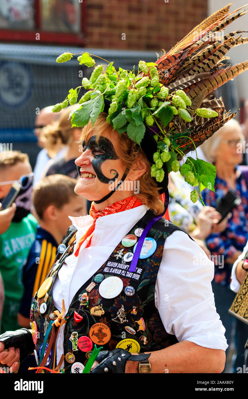Mujer madura de la danza folklórica Broomdashers Morris en el lateral  Faversham Hop Festival. Con la cara ennegrecida y llevaba una guirnalda de  lúpulo alrededor de ha Fotografía de stock - Alamy