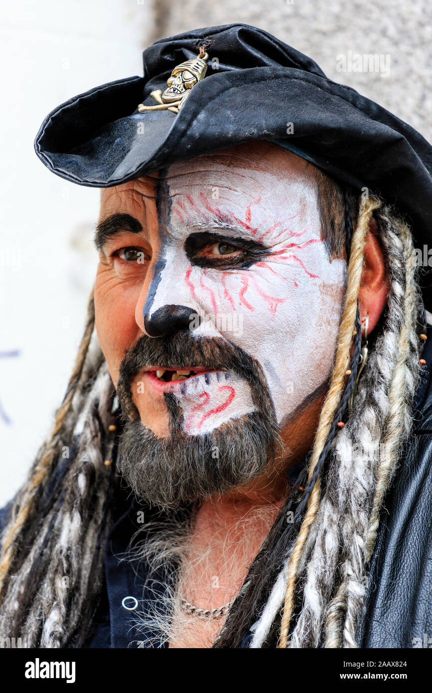 Hombre maduro desde el ronroneo Drumskullz group en el Festival de salto  Faversham.close up de la cara mitad cubiertos de maquillaje blanco, vestido  como pirata Fotografía de stock - Alamy