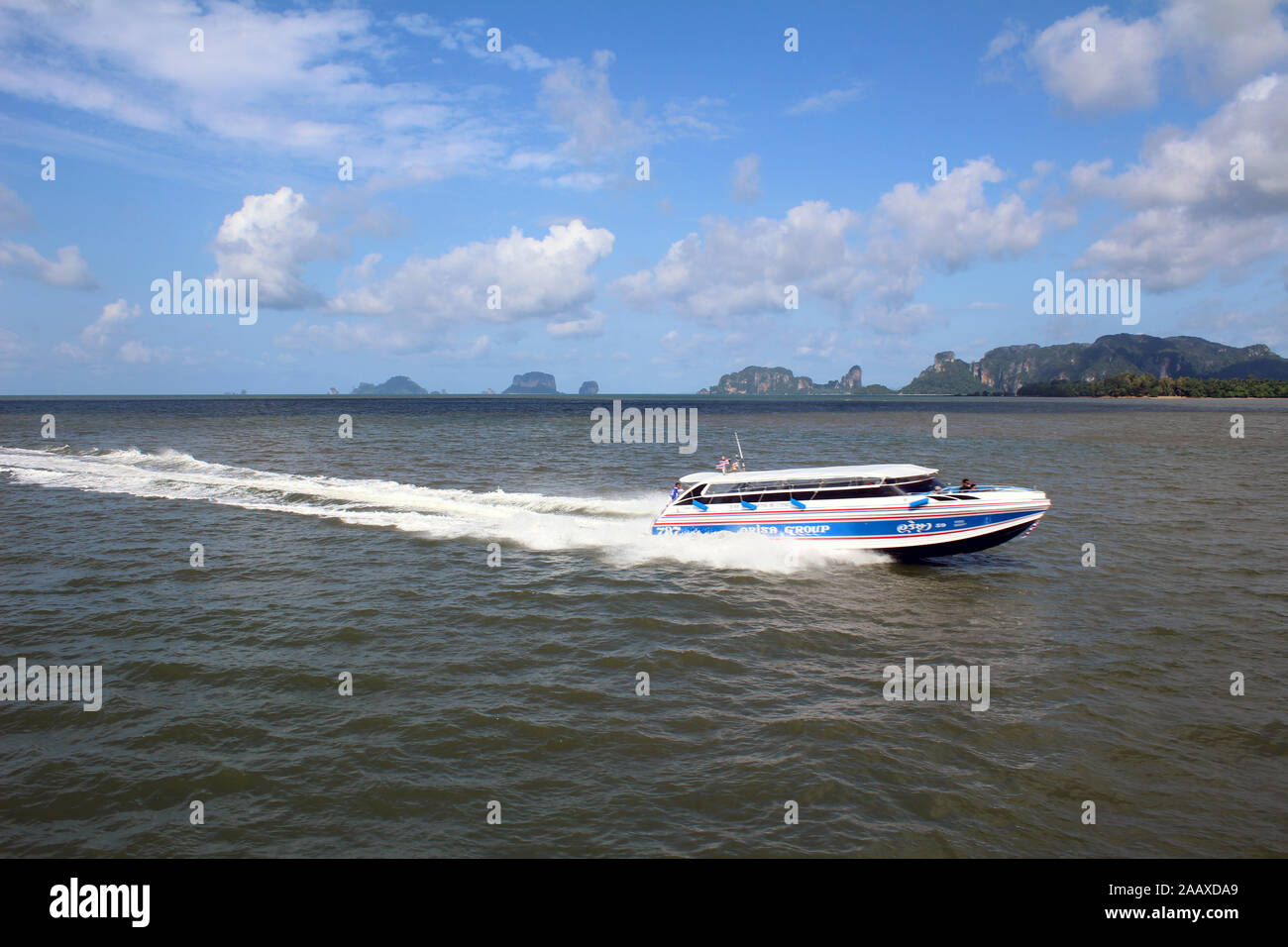 Motonáutica Parque Nacional de la bahía de Phang Nga Thailand Foto de stock