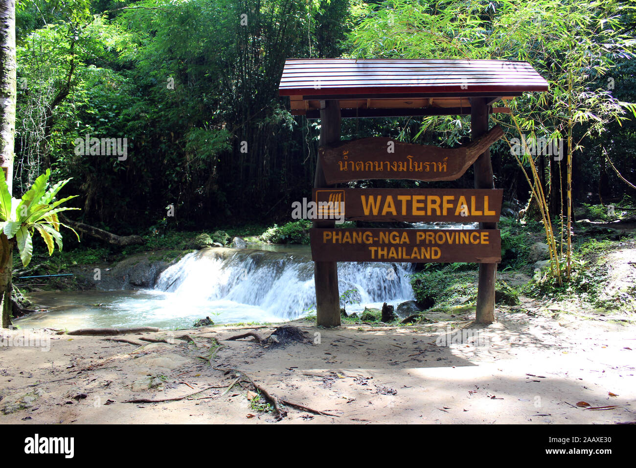 Signo de la Cascada del Parque Nacional de la bahía de Phang Nga Thailand Foto de stock