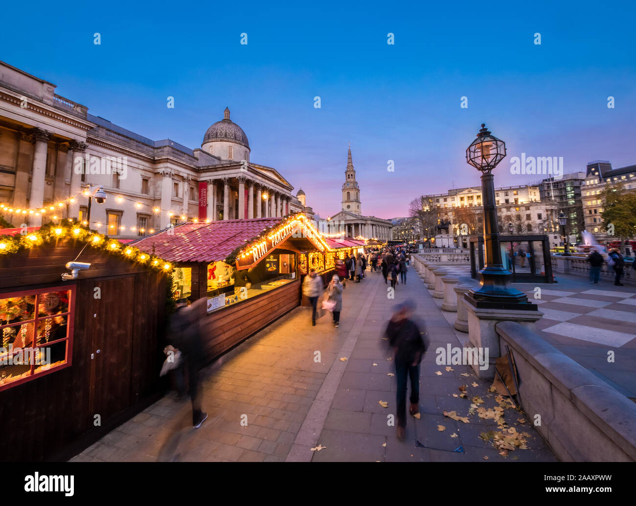Londres, Inglaterra, Reino Unido - escena navideña al aire libre en Trafalgar Square Market a la hora azul en la temporada de invierno Foto de stock