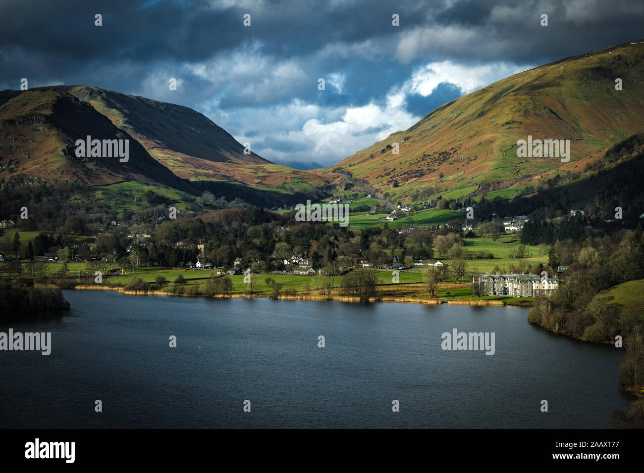 La vista de Grasmere desde Loughrigg cayó en el distrito inglés de Lake District. Foto de stock