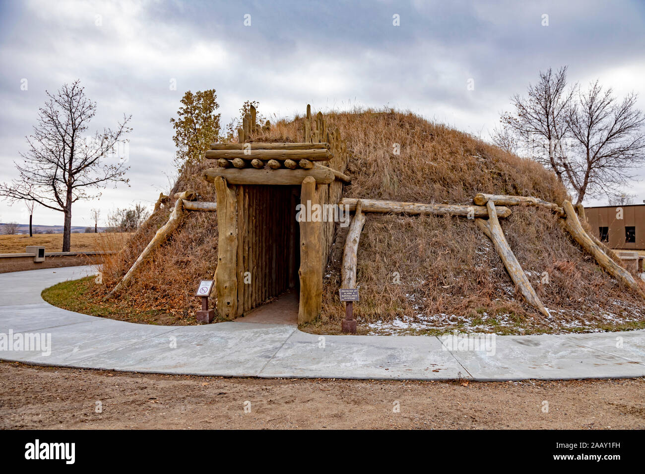 Stanton, Dakota del Norte earthlodge reconstruidos en el río de