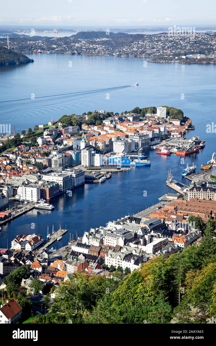 El centro histórico de la ciudad de Bergen, Noruega está protegida en la costa del Mar de Noruega. Foto de stock