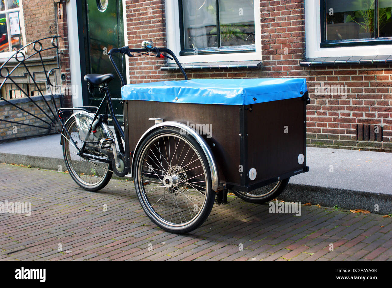 Bicicletas típico con carro delantero en Holanda, Europa Fotografía de  stock - Alamy