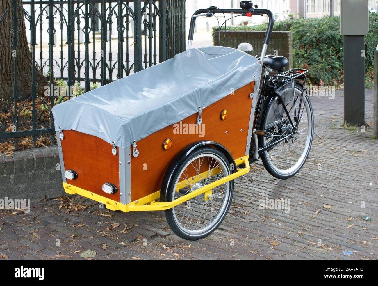 Bicicletas típico con carro delantero en Holanda, Europa Fotografía de  stock - Alamy