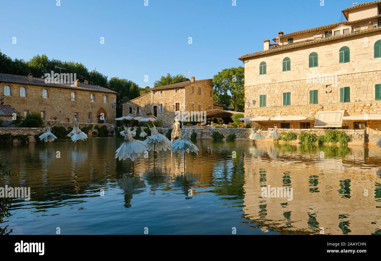 Davide Dall'osso es 'El jardín secreto' el verano 2019 exposición en la piscina termal de la villa spa Bagno Vignoni de Val d' Orcia en Toscana Italia Foto de stock