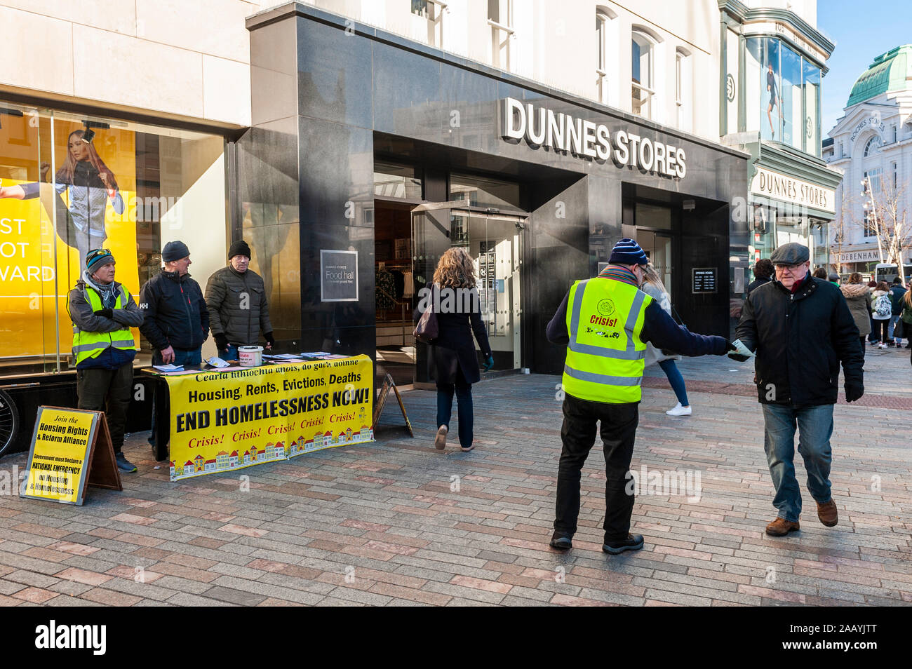 La gente repartir folletos sobre la carencia de hogar en Patrick Street, centro de la ciudad de Cork, Irlanda. Foto de stock