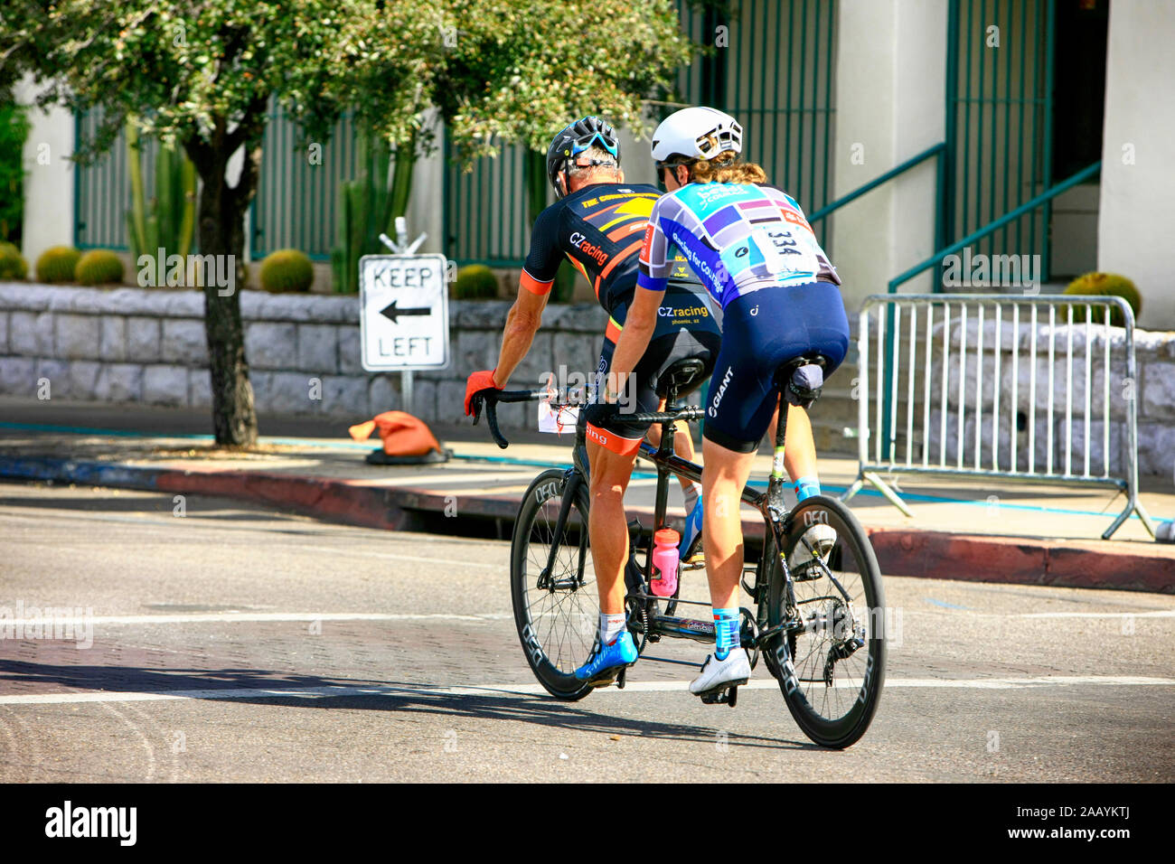 Bicicleta tándem competidores en las 100 millas de el Tour de Tucson  carrera en bicicleta Fotografía de stock - Alamy