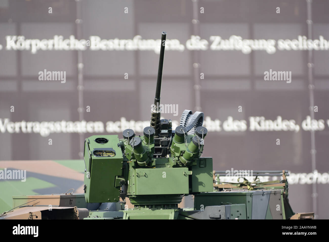 Viena, Austria. Vehículo militar en la Plaza de los Héroes Foto de stock