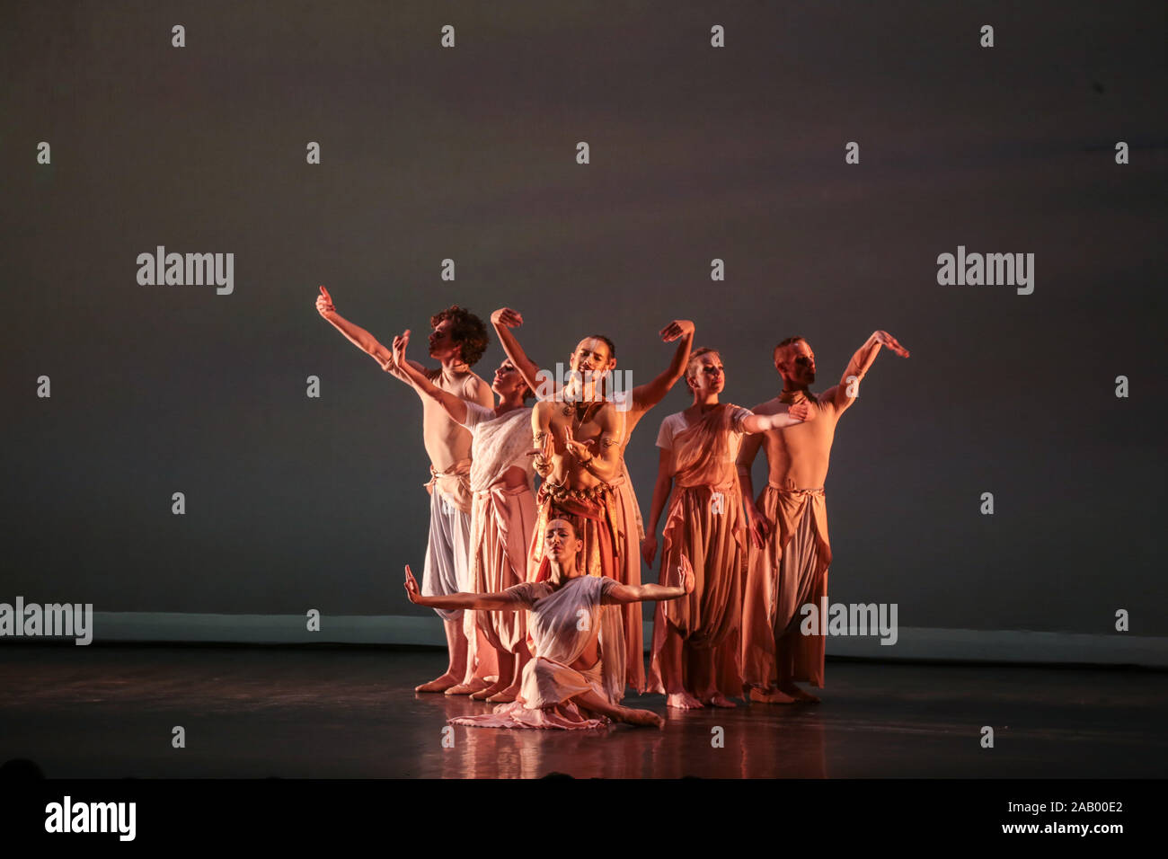 Londres, Reino Unido. 24 Nov, 2019. Premier de la India contemporánea, compañía de artes escénicas Natya Néctar Cirque de India, actuando en el Teatro Apollo de Londres por primera vez en Reino Unido el rendimiento histórico como parte de una gran producción llama Krishna espectacular, un espectáculo estilo West End para exhibir la rica historia y tradiciones de la India 5.000 años de textos, conocidos como los Vedas. Crédito: Paul Quezada-Neiman/Alamy Live News Foto de stock