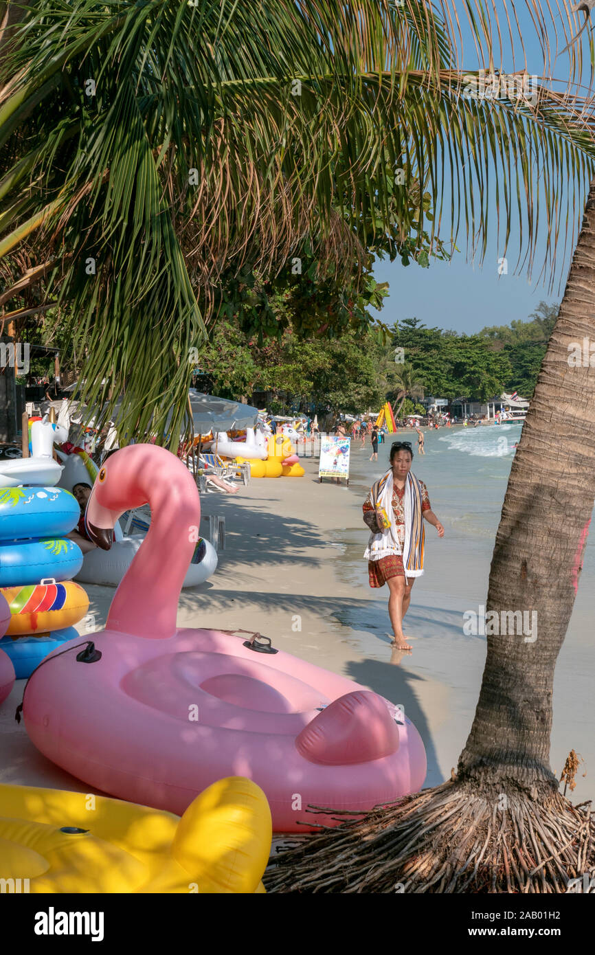 Juguetes de playa inflables Sai Kaew Beach Ko Samet Tailandia Foto de stock