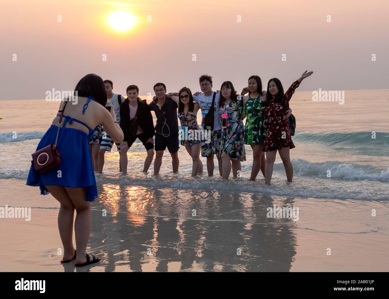 Visitante tiene la foto de Sai Kaew Beach Ko Samet Tailandia Foto de stock