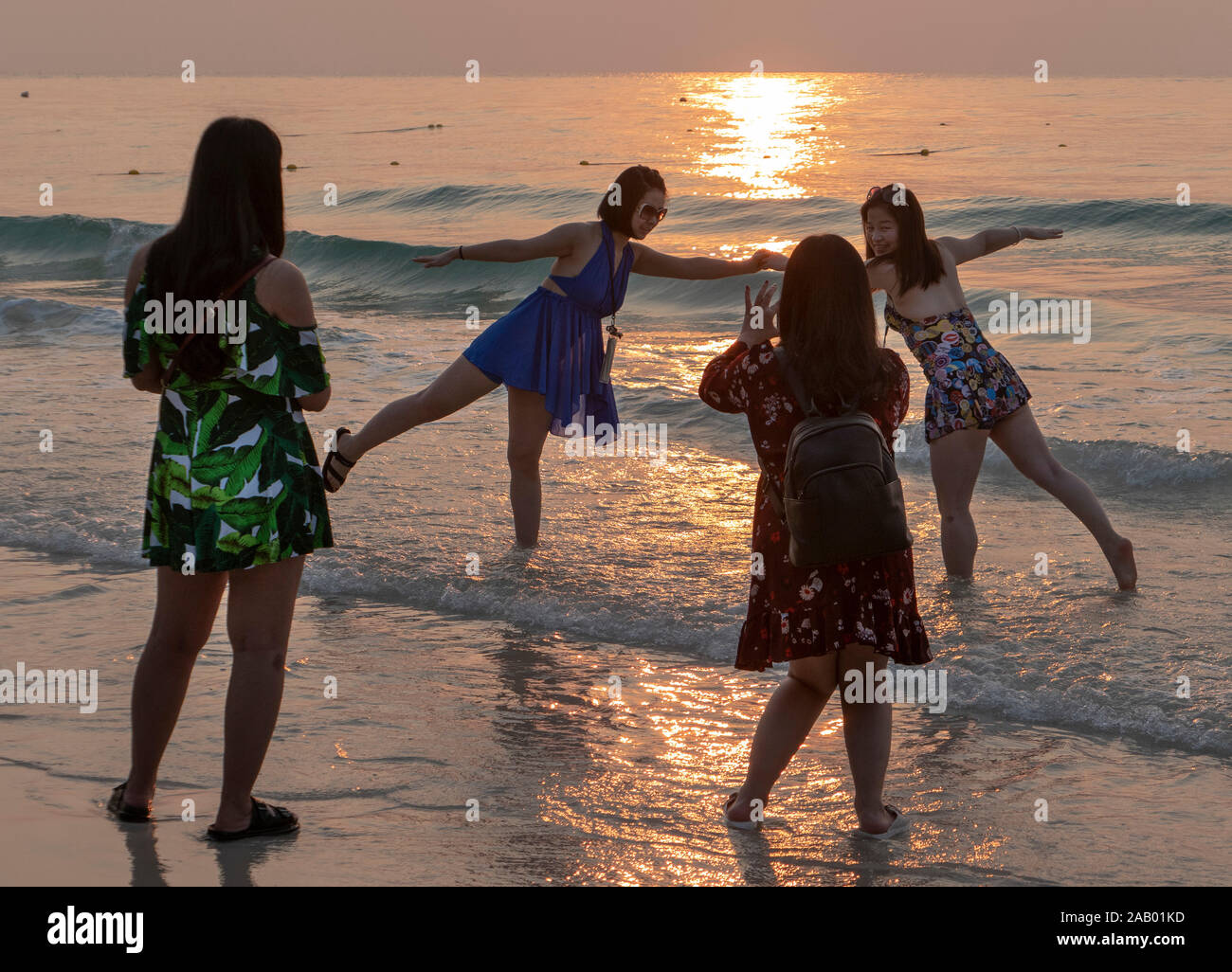 Las mujeres jóvenes plantea tomar fotos de Sai Kaew Beach, Ko Samet, Tailandia Foto de stock