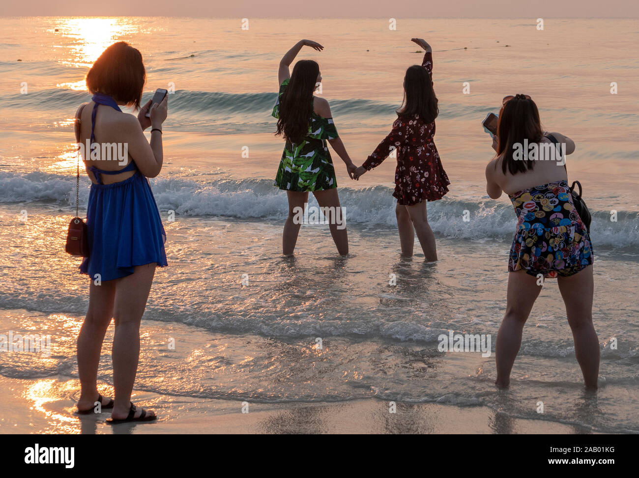 Las mujeres jóvenes plantea tomar fotos de Sai Kaew Beach, Ko Samet, Tailandia Foto de stock