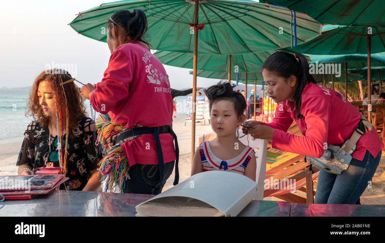 Los vendedores de la playa ofrecen unas trenzas y extensiones de cabello Sai Kaew Beach, Ko Samet, Tailandia Foto de stock