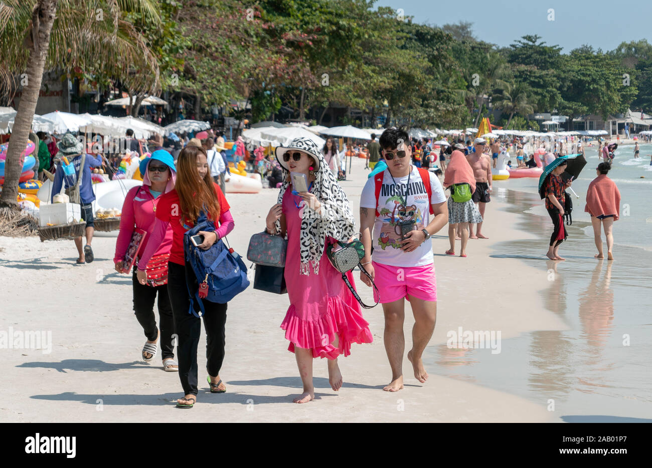 Los turistas en la playa de Sai Kaew Ko Samet Tailandia Foto de stock