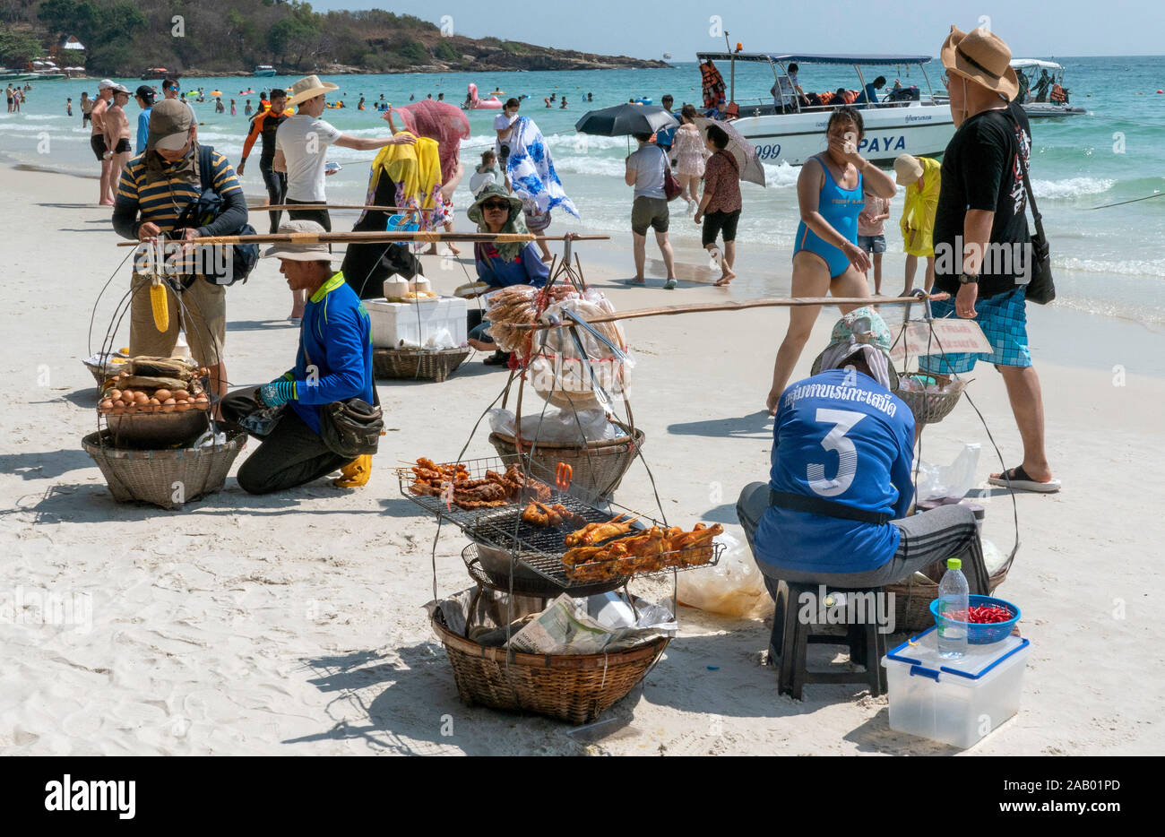 Aperitivos a la parrilla de la playa de Sai Kaew Ko Samet Tailandia Foto de stock
