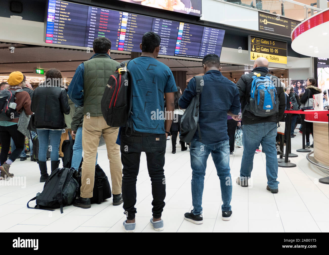 Los pasajeros mirar Vuelo junta salidas desde el aeropuerto de Gatwick, Londres, Gran Bretaña. Foto de stock