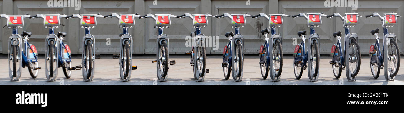 Sólo consumen ciclos share-bike dock Waverley Bridge Edimburgo Escocia Foto de stock