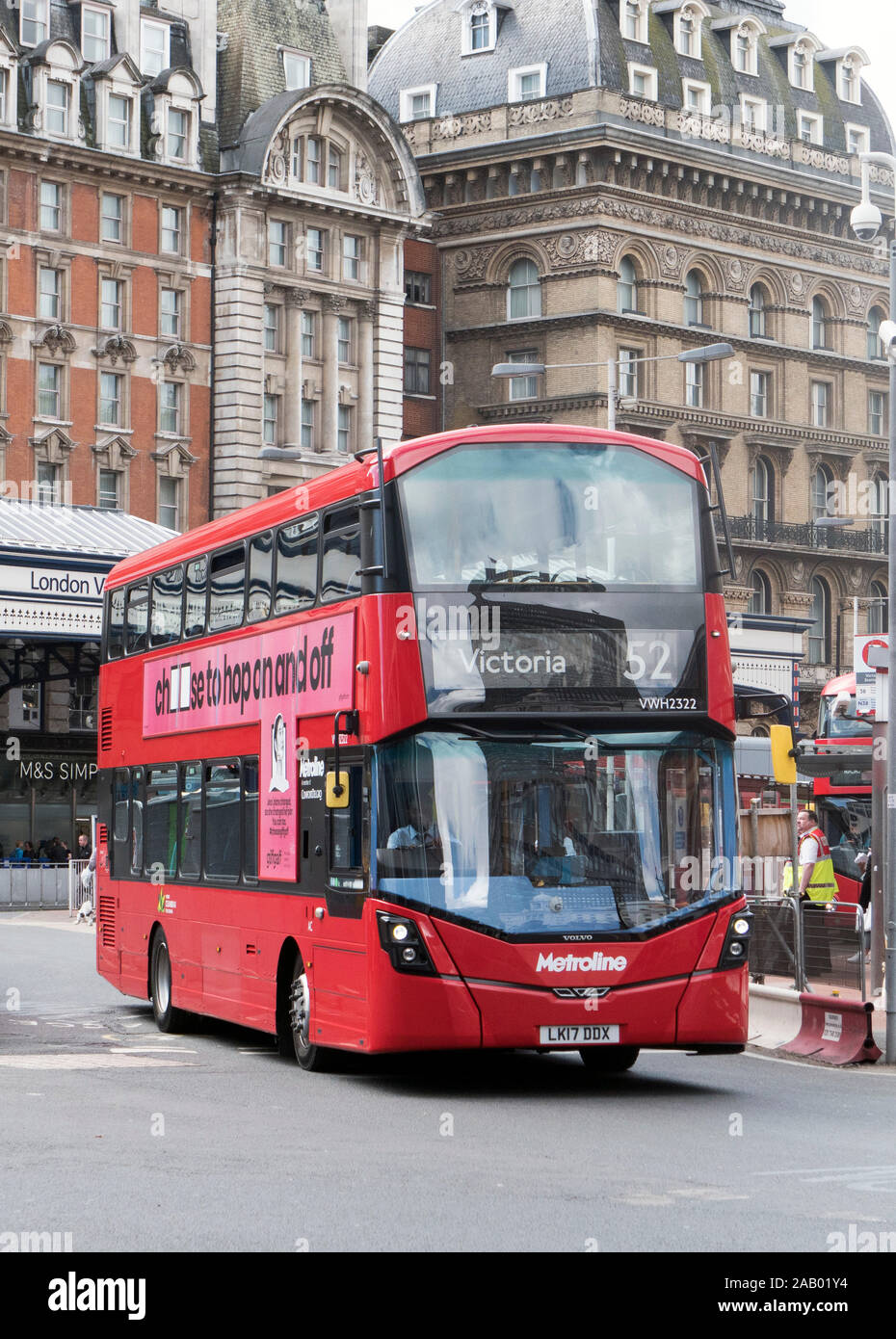 Autobuses rojos de dos pisos de la estación Victoria de Londres, Inglaterra Foto de stock