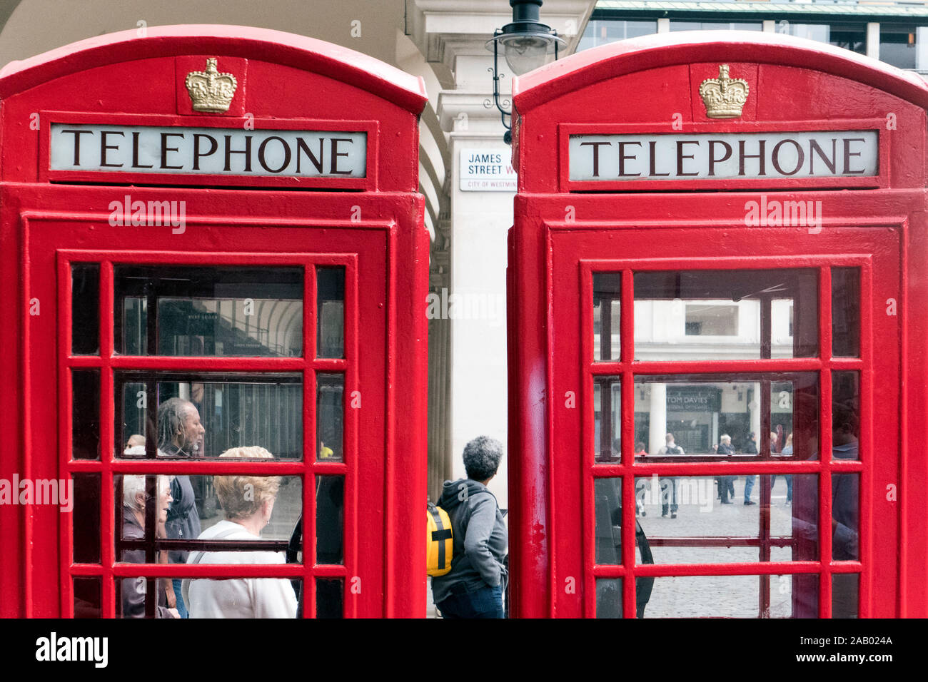 Cabinas de teléfono rojo James Street Covent Garden de Londres, Inglaterra Foto de stock