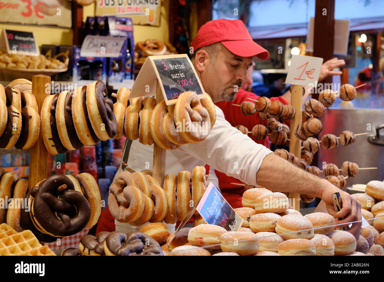 Bretzels dulce (pretzels) colgando en la pantalla, algunas otras con