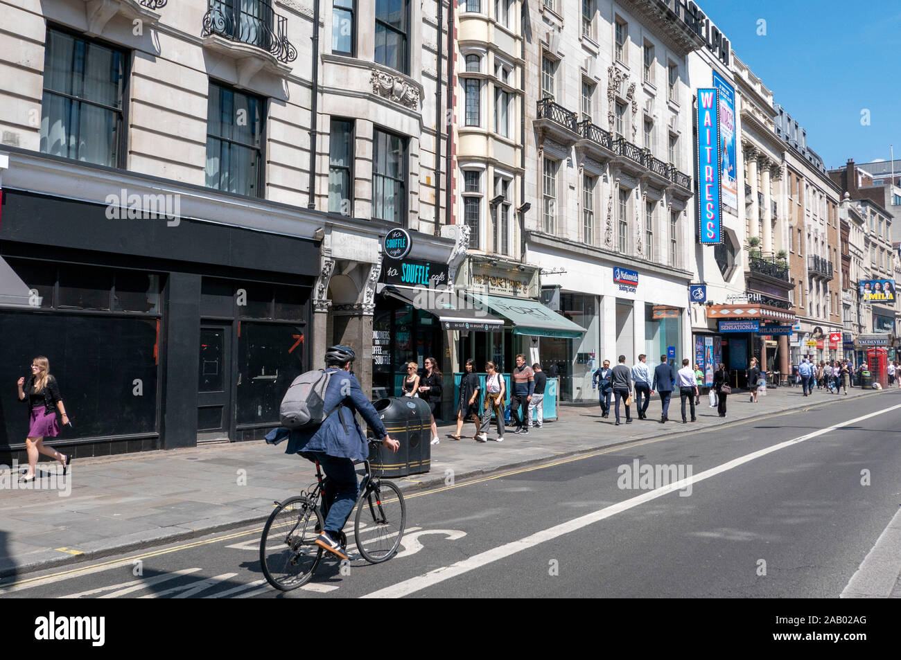 Equitación ciclista en el Strand de Londres, Inglaterra Foto de stock