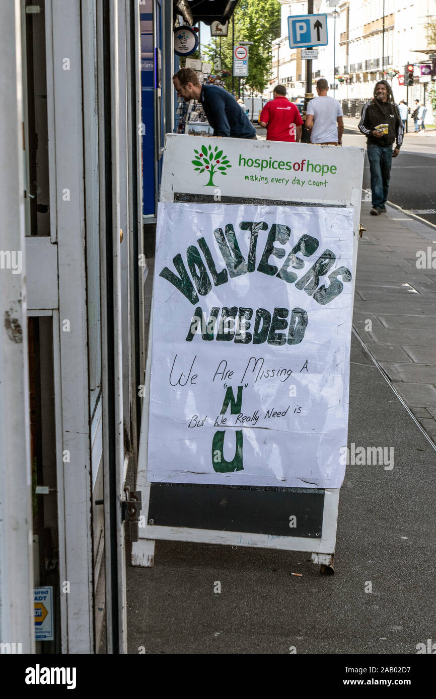 La caridad tienda utiliza error de ortografía como promoción Victoria Londres Inglaterra Foto de stock