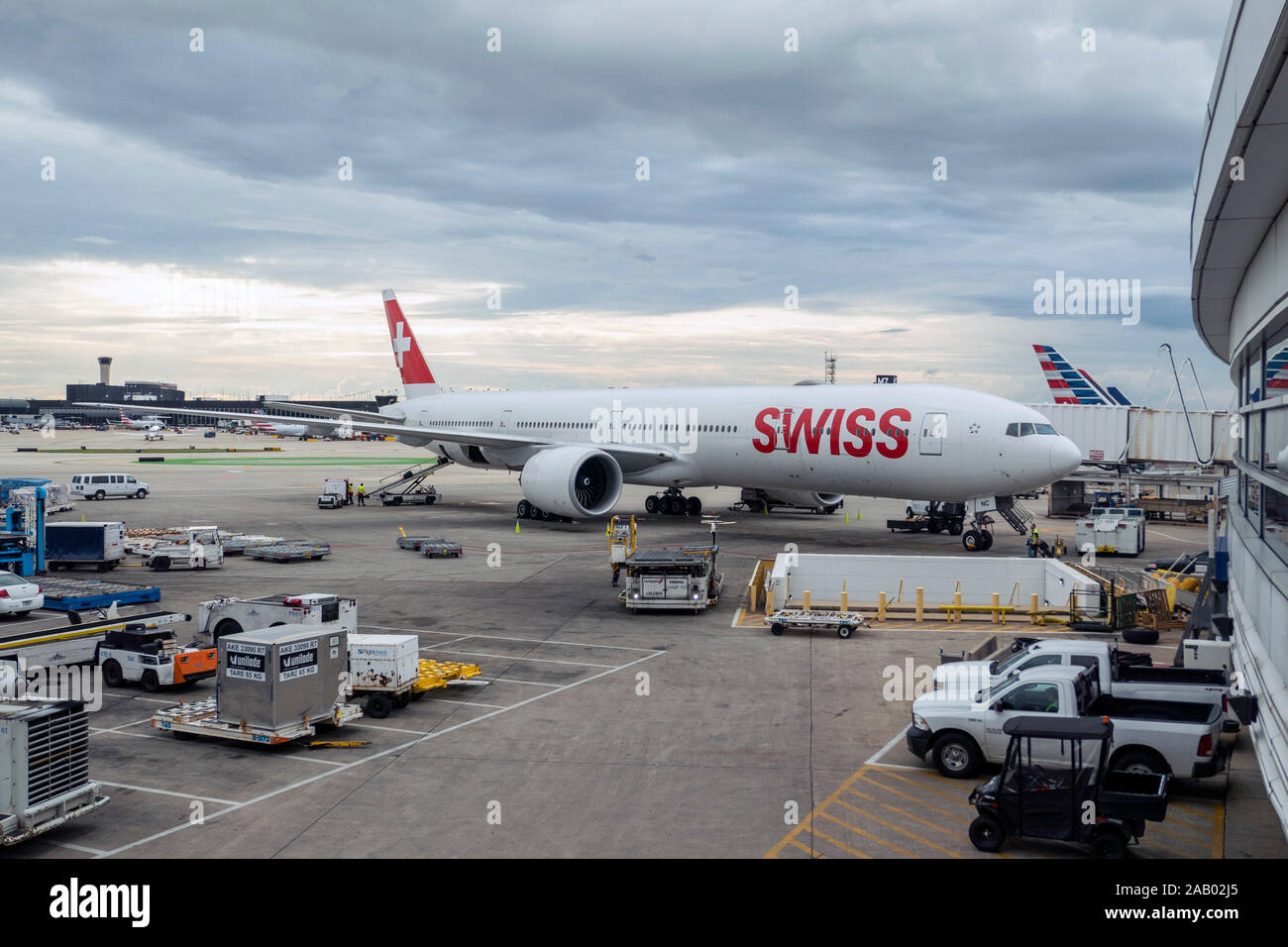 Swiss Boeing 777 300 Aeropuerto O'Hare de Chicago Illinois, EE.UU. Foto de stock