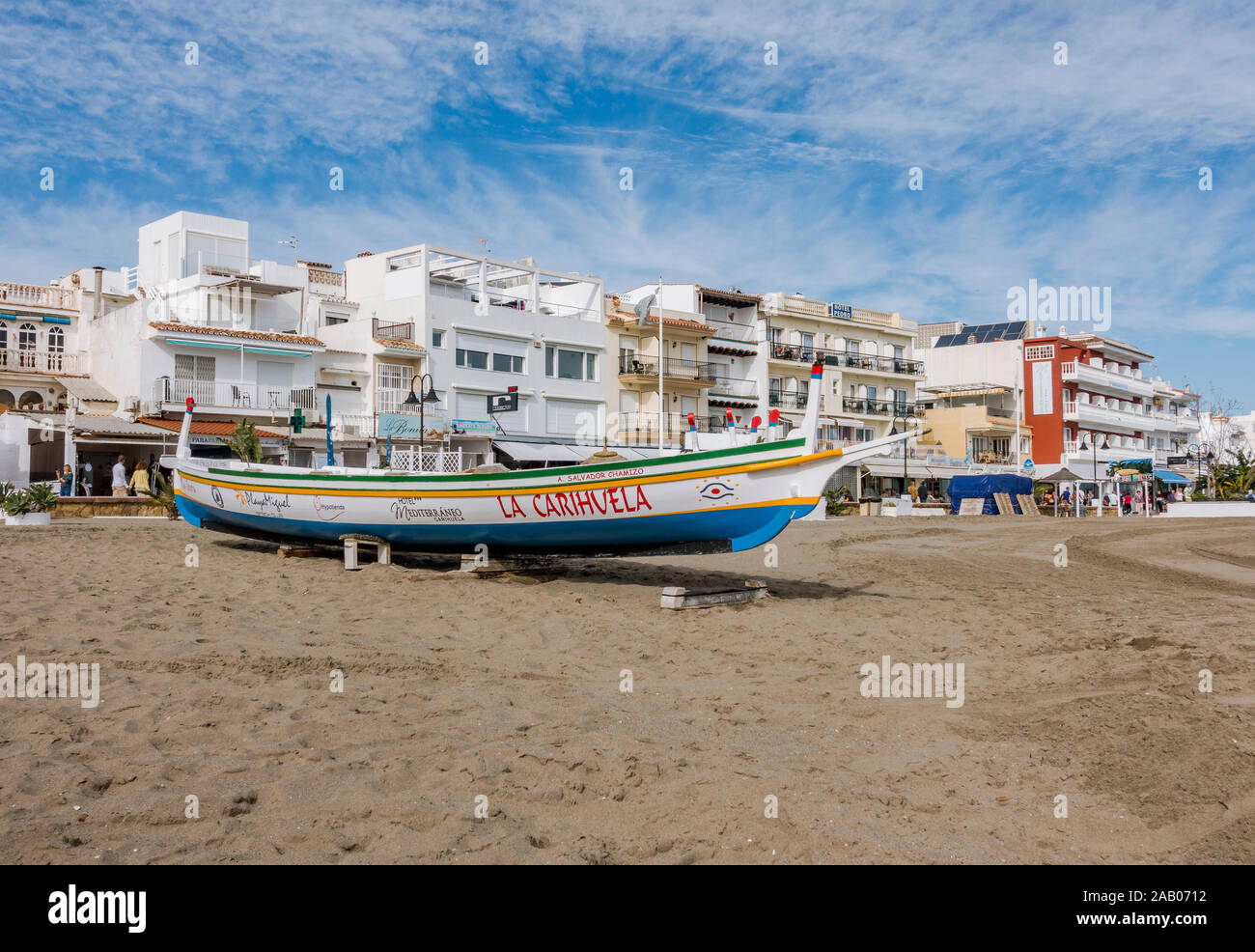 Viejo bote de remos tradicional española (Jabega) en la playa de La  Carihuela, Torremolinos, Costa del Sol, España Fotografía de stock - Alamy