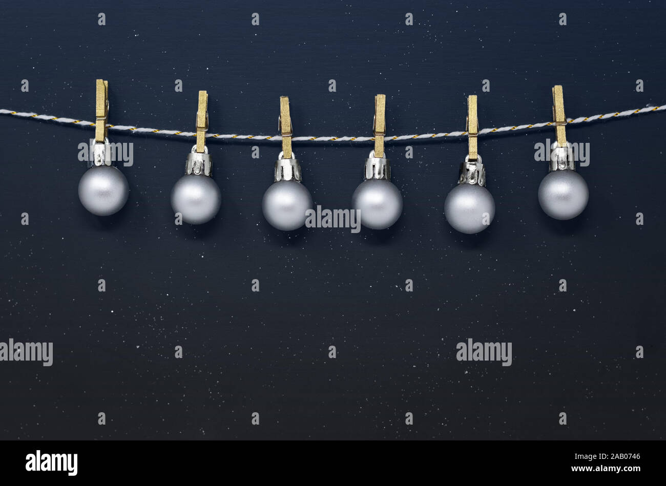 Plata bolas de Navidad colgando de la cinta con espigas, con espacio para copiar Foto de stock