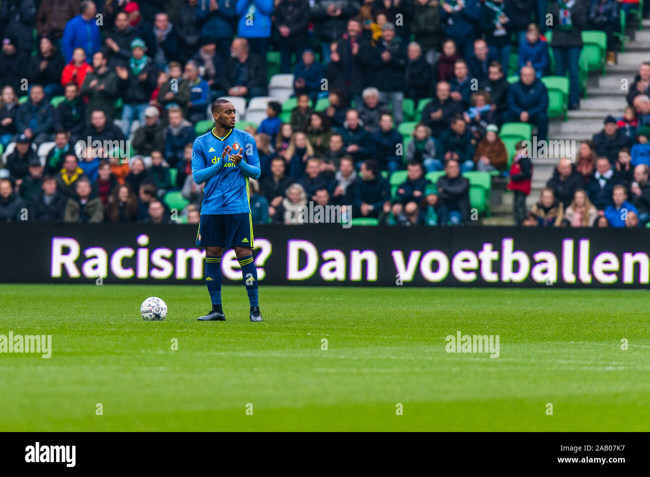 24 de noviembre de 2019 en Groningen, Holanda Fútbol Eredivisie holandesa Groningen v Feyenoord protesta contra el racismo en la Eredivisie Fútbol temporada 2019-2020 Foto de stock