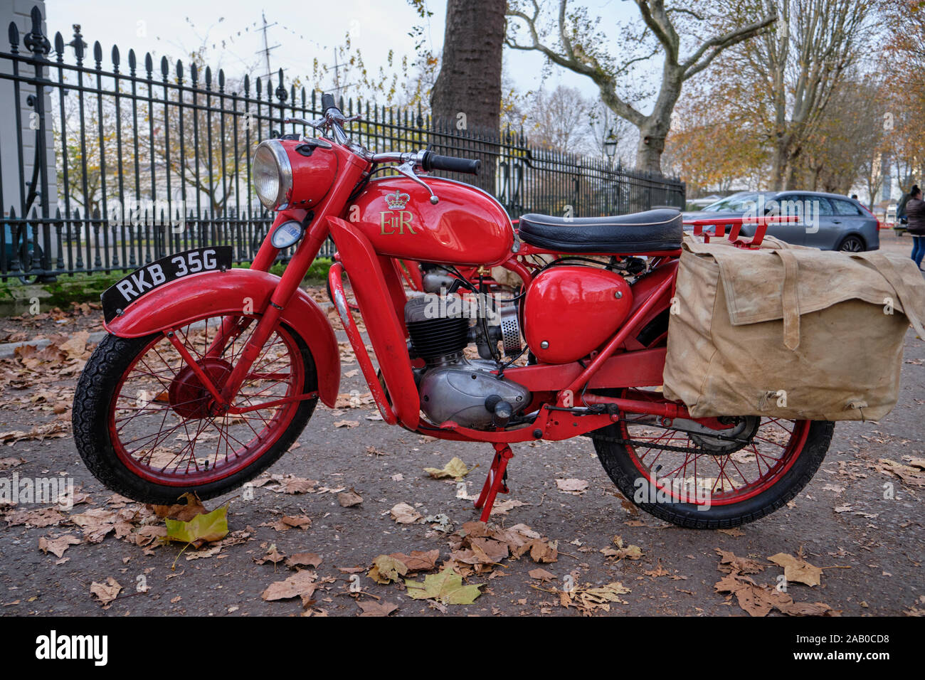 BSA vintage Bantam motocicleta roja de General Post Office-Royal Mail con ER regal logo, y pararse en la acera en bolsas día de otoño Foto de stock