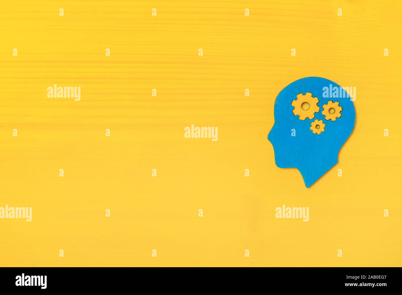 Cerebro trabaja de concepto. Las ideas, la creatividad concepto de la cabeza humana con engranajes sobre fondo amarillo Foto de stock