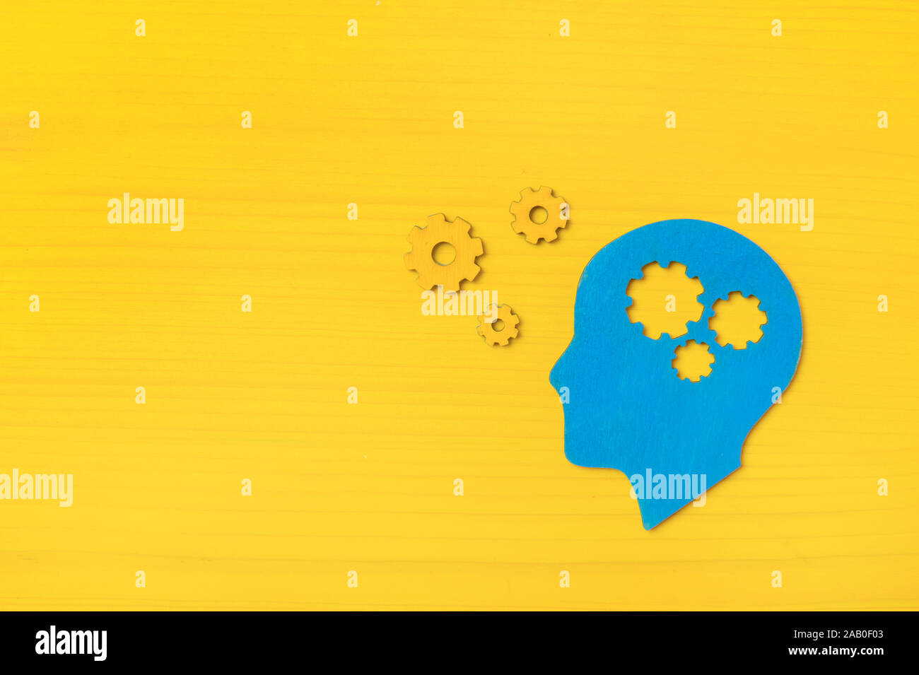 Cerebro trabaja de concepto. Las ideas, la creatividad concepto de la cabeza humana con engranajes sobre fondo amarillo Foto de stock