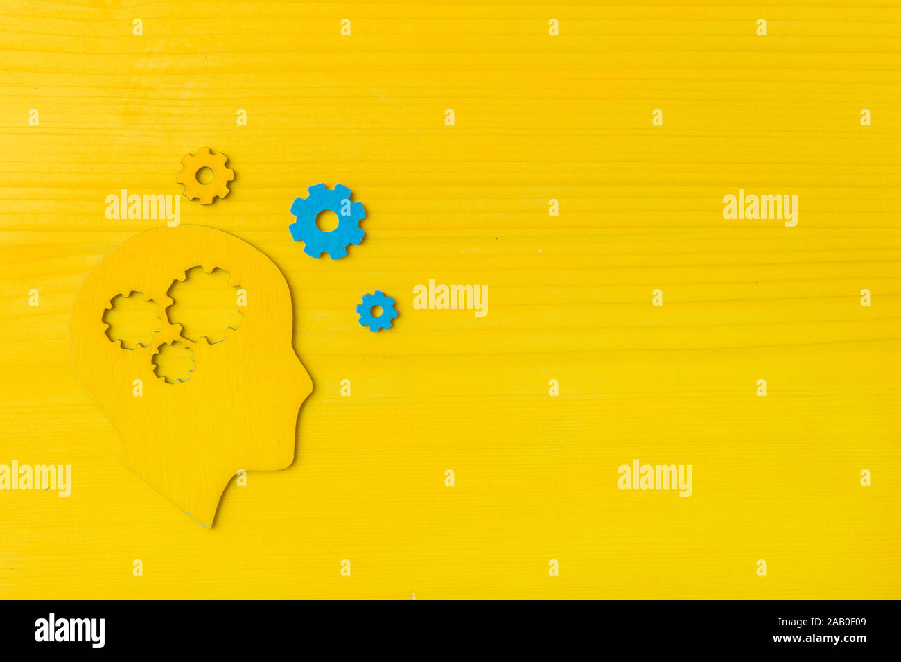 Cerebro trabaja de concepto. Las ideas, la creatividad concepto de la cabeza humana con engranajes sobre fondo amarillo Foto de stock