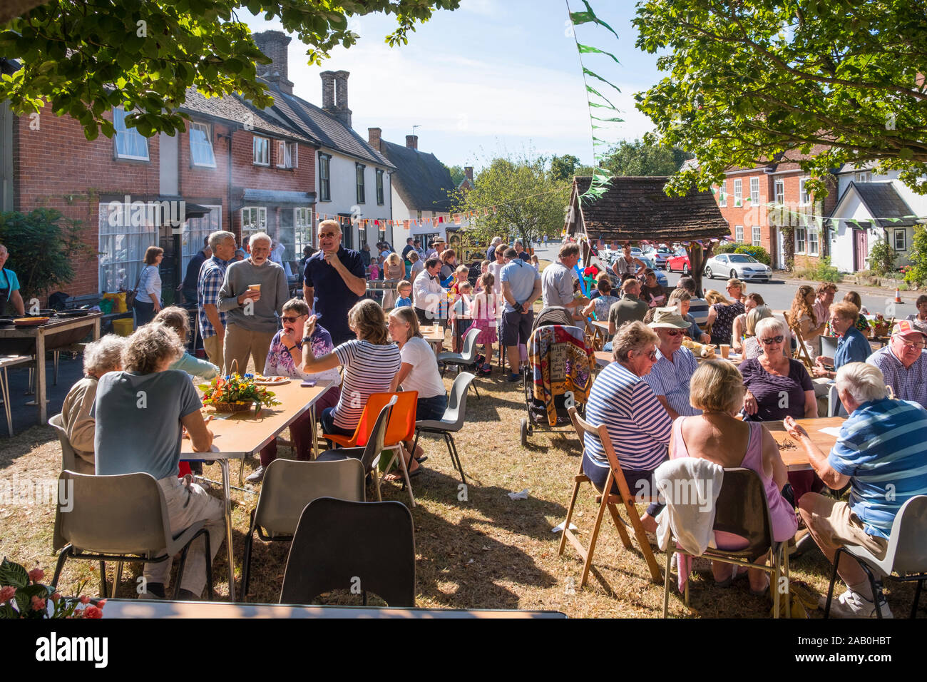 Comunidad del pueblo 'reunirse' socializando en el desayuno del festival de la cosecha en el verde del pueblo. Hoxne, Suffolk, Reino Unido. Foto de stock