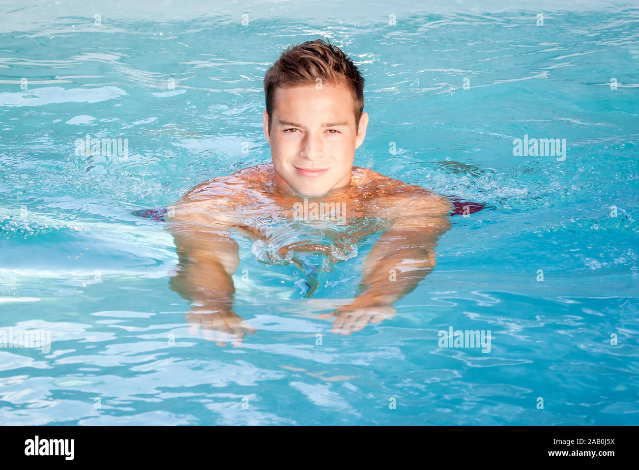 Ein junger Mann, der Schwimmbecken schwimmt im Foto de stock
