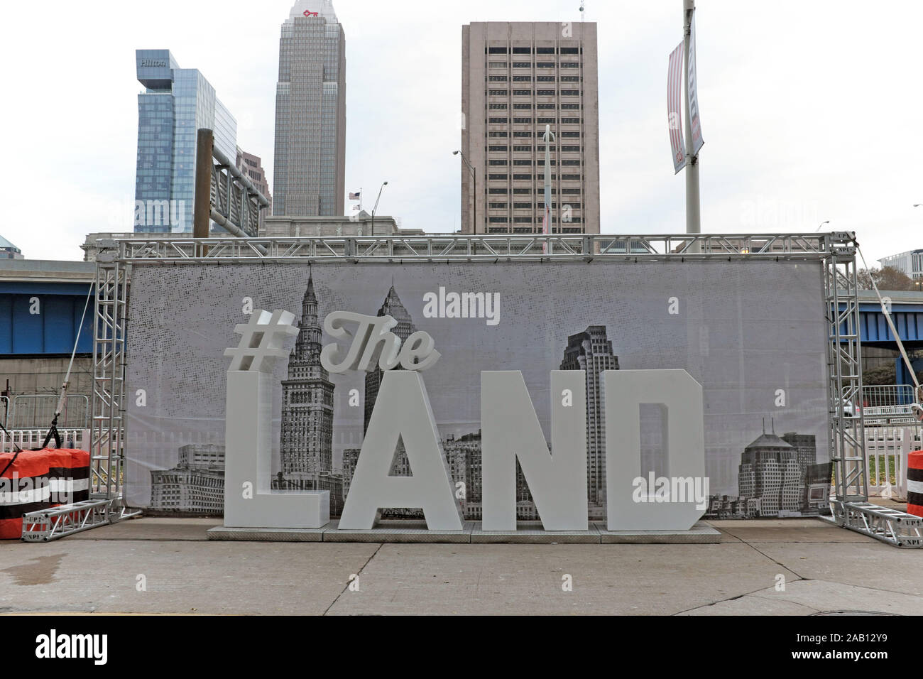 #TheLand signo con una vista parcial del horizonte de Cleveland, Ohio en el fondo se encuentra sin gente alrededor antes de un juego de los Browns. Foto de stock