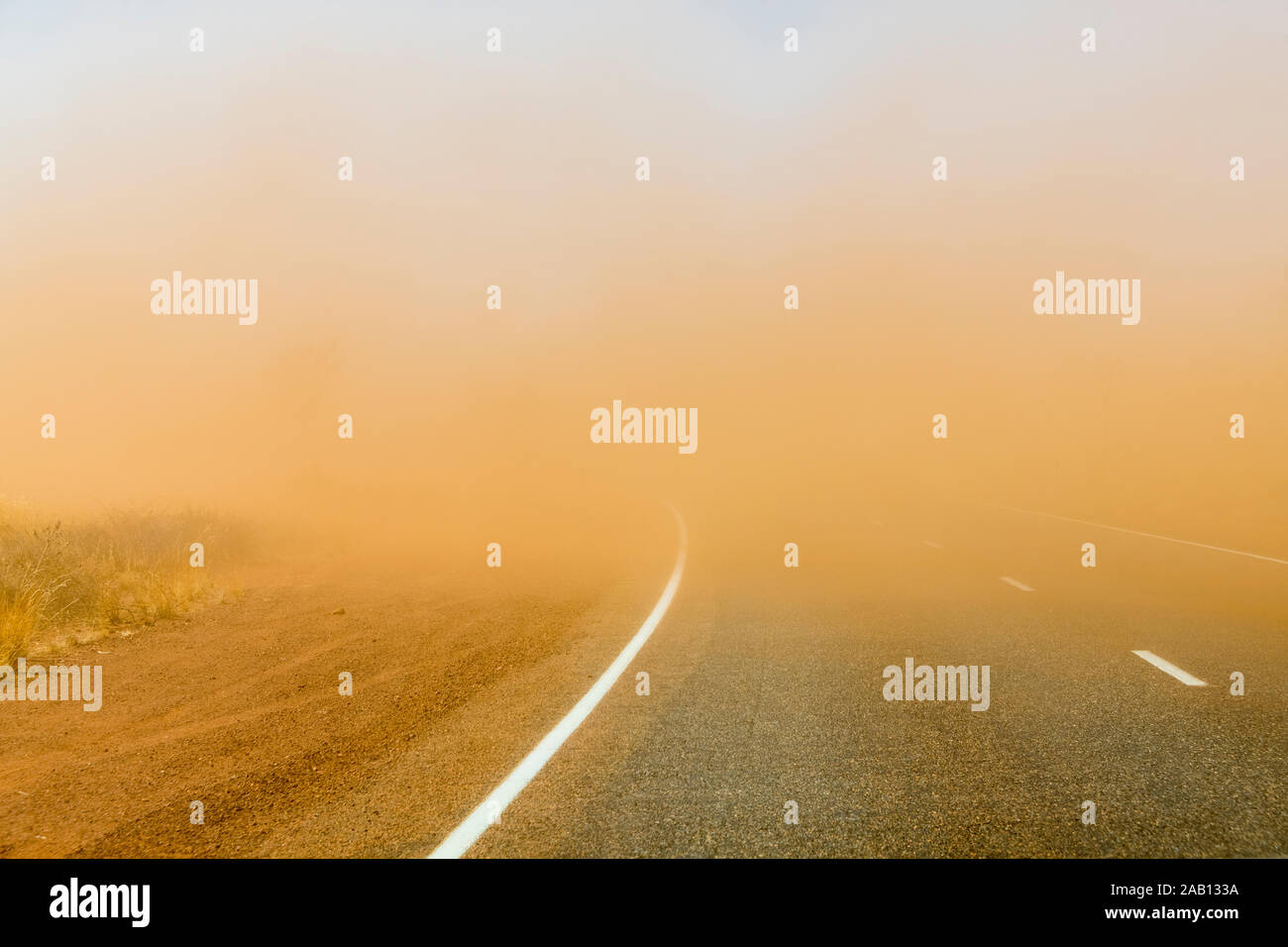 En Duststorm outback Australia después de incendios forestales en la zona Foto de stock