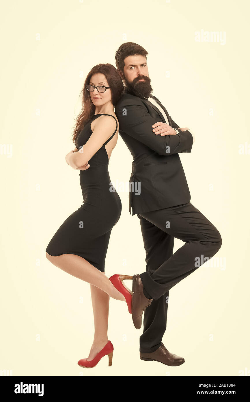Esta es nuestra noche. Fecha romántica. Las parejas lista de cuchara.  Pareja romántica vestir ropa formal. Hombre y mujer elegante vestido listo  para salir por la noche. Celebrar el aniversario. Seguro par