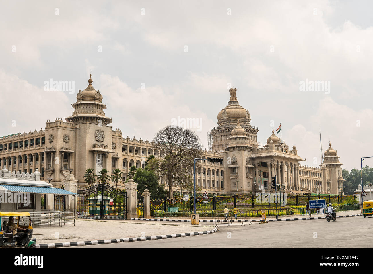 Bengaluru Vidhana Soudha, ciudad - Gobierno de Karnataka, en estilo descrito como Mysore Neo-Dravidian, incorpora, de Indo-Saracenic estilos dravídico Foto de stock