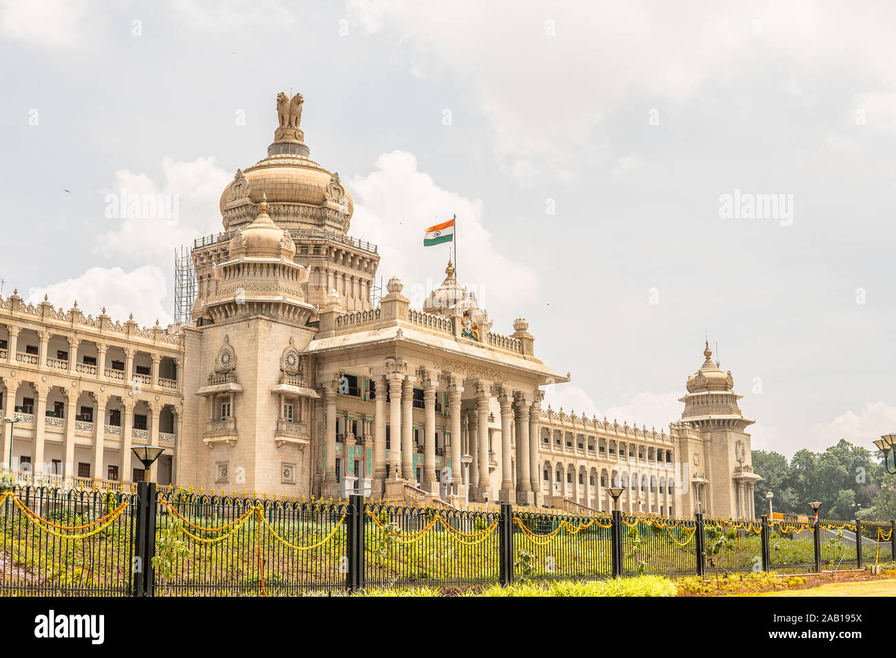 Bengaluru Vidhana Soudha, ciudad - Gobierno de Karnataka, en estilo descrito como Mysore Neo-Dravidian, incorpora, de Indo-Saracenic estilos dravídico Foto de stock