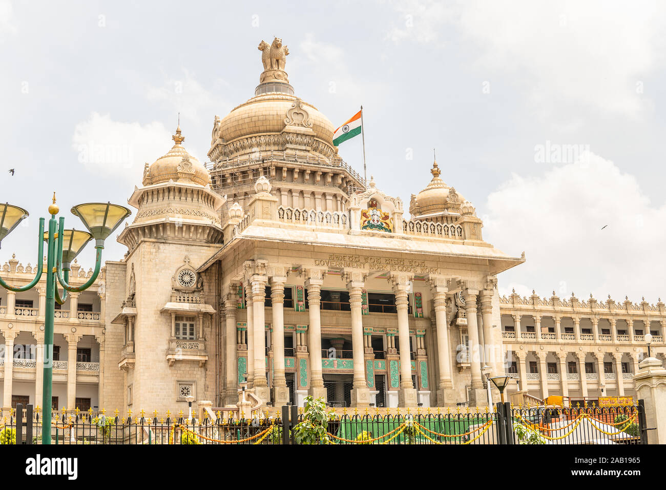 Bengaluru Vidhana Soudha, ciudad - Gobierno de Karnataka, en estilo descrito como Mysore Neo-Dravidian, incorpora, de Indo-Saracenic estilos dravídico Foto de stock