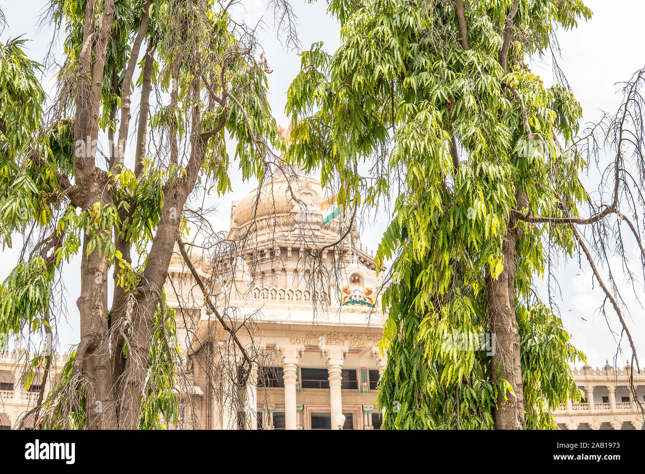 Bengaluru Vidhana Soudha, ciudad - Gobierno de Karnataka, en estilo descrito como Mysore Neo-Dravidian, incorpora, de Indo-Saracenic estilos dravídico Foto de stock