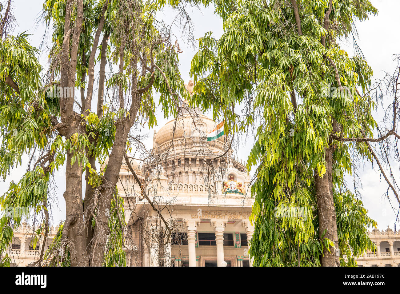 Bengaluru Vidhana Soudha, ciudad - Gobierno de Karnataka, en estilo descrito como Mysore Neo-Dravidian, incorpora, de Indo-Saracenic estilos dravídico Foto de stock