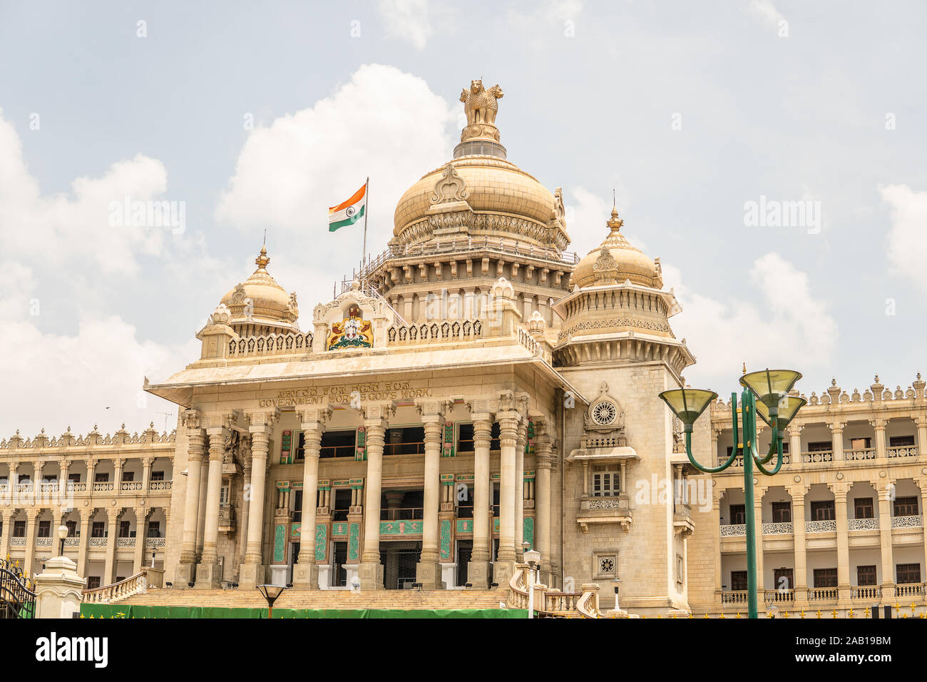 Bengaluru Vidhana Soudha, ciudad - Gobierno de Karnataka, en estilo descrito como Mysore Neo-Dravidian, incorpora, de Indo-Saracenic estilos dravídico Foto de stock